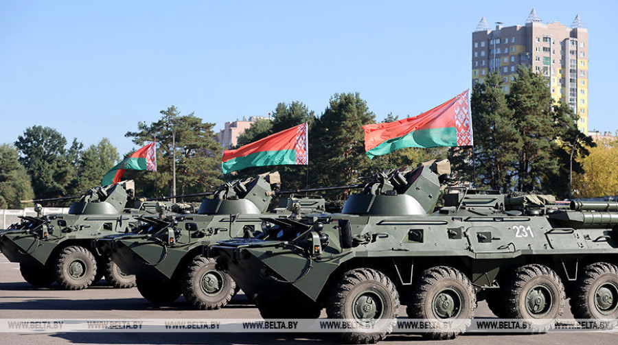 Лукашенко поздравил мотострелков: стойкость, мужество и высокая боевая выучка воинов остаются неизменными
