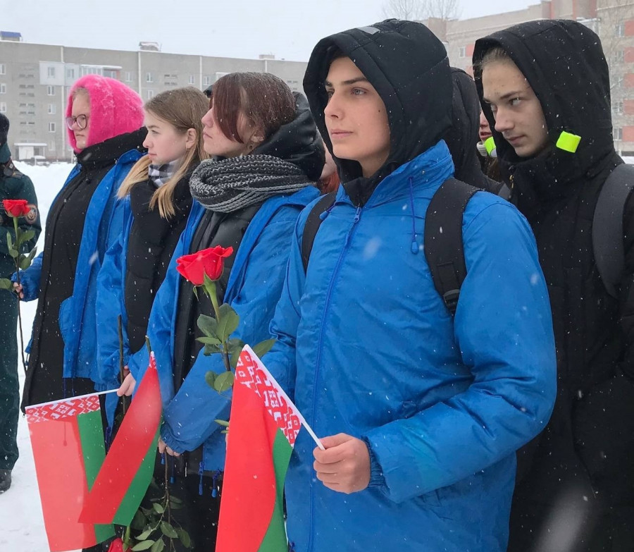 Лепельские школьники поддержали флешмоб памяти военно-патриотического клуба «Рысь» против преступного беспамятства народов