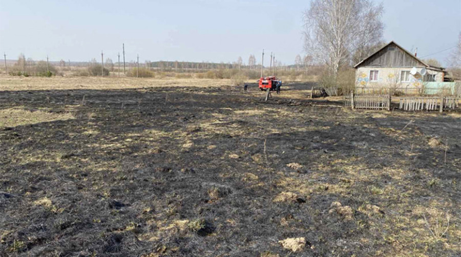 Упала на горящую траву и загорелась: пенсионерка скончалась от ожогового шока
